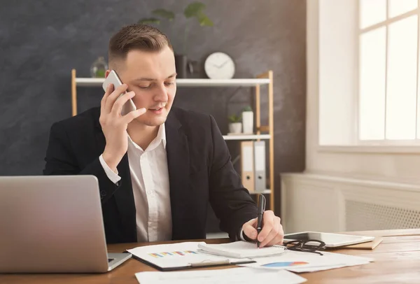 Empregado masculino do escritório conversando no smartphone no local de trabalho — Fotografia de Stock