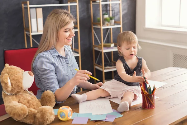 Gelukkig moeder tekenen met haar dochter — Stockfoto