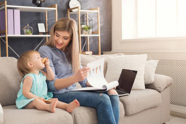 Jonge moeder werken en tijd doorbrengen met baby — Stockfoto