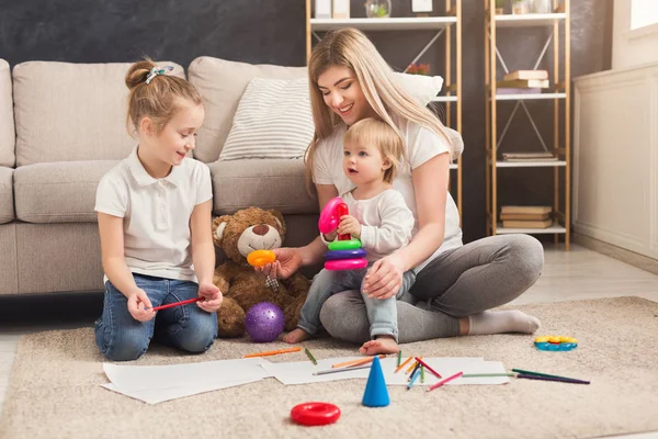 Gelukkig moeder tekenen met haar kinderen — Stockfoto