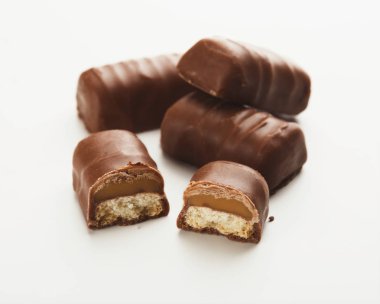 Beyaz izole küçük çikolata şekerleme