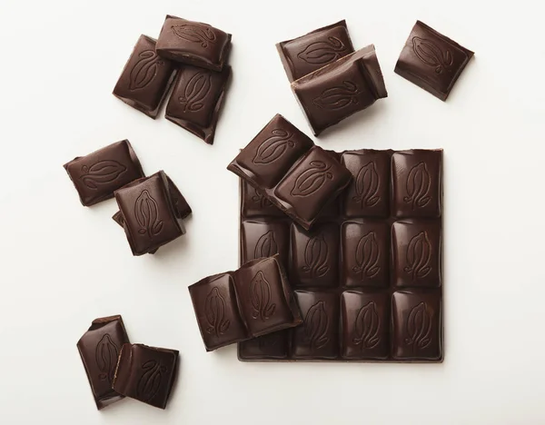 Tafel dunkle Schokolade isoliert auf weiß — Stockfoto