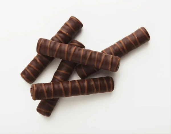 Kleine Schokoladenbonbons isoliert auf weiß — Stockfoto