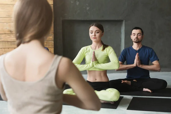 Grupo con instructor de yoga en gimnasio — Foto de Stock