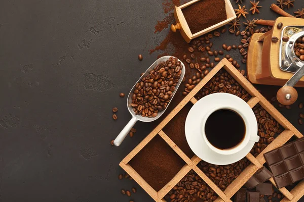 Top view on scattered coffee beans and spices, background with c — Stock Photo, Image