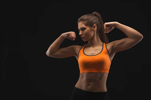 운동 여 자가 보여주는 근육 질 몸매 — 스톡 사진