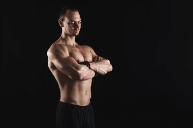 Güçlü atletik adam aidatı çıplak kas vücut