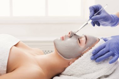 Kadın yüz maskesi Şevval Özçelik Güzellik Spa tarafından alır