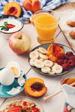 Continental kahvaltı menüsü woden masada