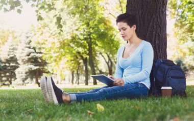 Çekici kadın açık havada tablete yazma