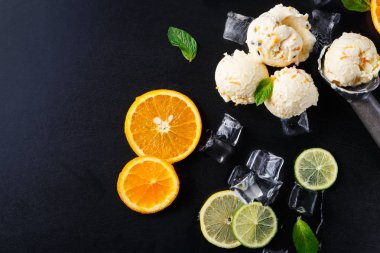 Siyah arka plan üzerine buzlu dondurma kaşık toz