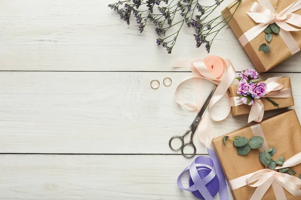 Cadeaux de mariage boîtes sur fond blanc — Photo