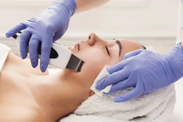 Mujer recibiendo tratamiento facial en salón de belleza — Foto de Stock