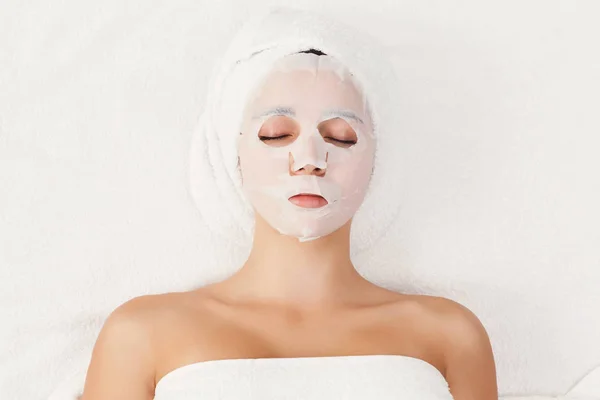 Mascarilla facial, tratamiento de belleza spa, cuidado de la piel — Foto de Stock