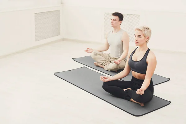 Ungt par mediterar tillsammans i studion — Stockfoto