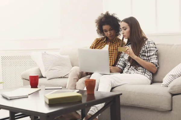 Zwei Frauen online mit Kreditkarte und Laptop — Stockfoto