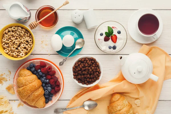 Kontinentales Frühstücksmenü auf Holztisch — Stockfoto