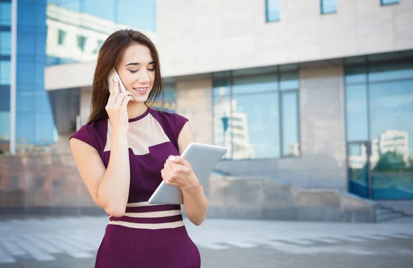 Empresária feliz falando no smartphone ao ar livre — Fotografia de Stock