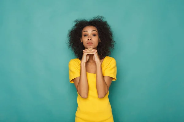 Portret van doordachte vrouw met mysterieuze blik — Stockfoto