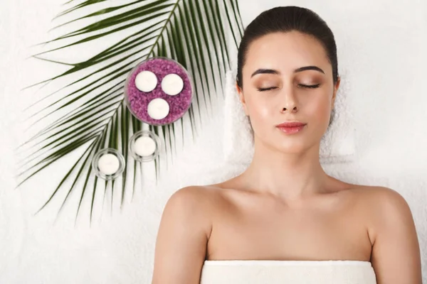 Mulher pronta para receber massagem facial clássica no spa — Fotografia de Stock