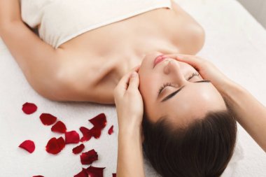 Kadın profesyonel yüz masajı Spa'da Başlarken