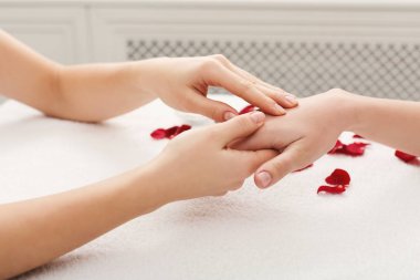 El masaj spa salonu beyaz havlu üzerinde