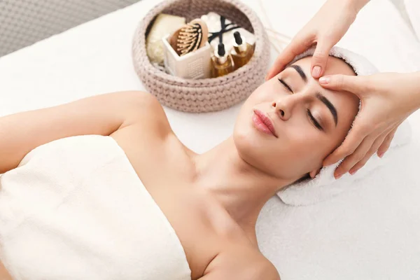 Mujer recibiendo masaje facial profesional en el spa — Foto de Stock