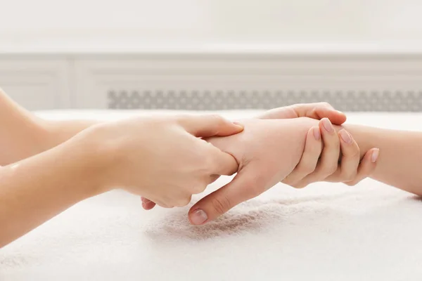 Massagem de mãos no salão de spa em toalha branca — Fotografia de Stock