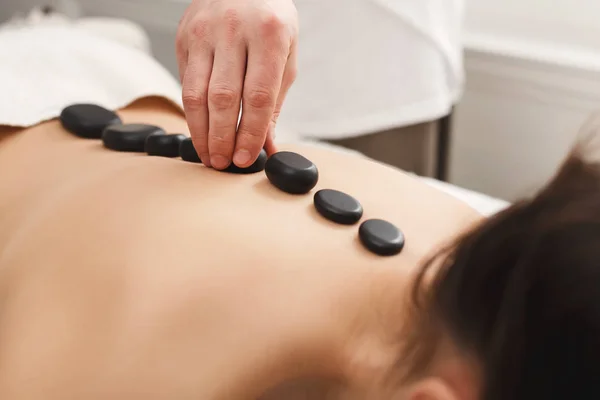 Kvinnan få heta stenar massage på spasalong — Stockfoto