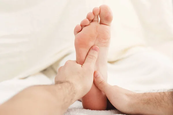 Masaje de pies primer plano, acupresión — Foto de Stock