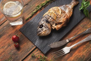 Bütün dorado ahşap üzerine limon dilimleri ile ızgara