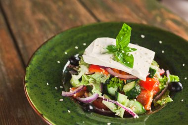 Beyaz peynir ile taze bahar sebze salatası