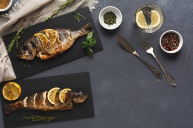 Dorado ve deniz levreği tablosundaki bütün ızgara