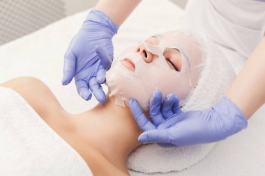 Kadın yüz maskesi Şevval Özçelik Güzellik Spa tarafından alır