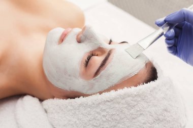 Kadın yüz maskesi Şevval Özçelik Güzellik Spa tarafından alır