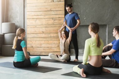 Yoga eğitmeni fitness Club ile grup