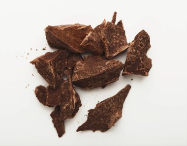 Çikolata parçaları üzerinde beyaz izole yığını