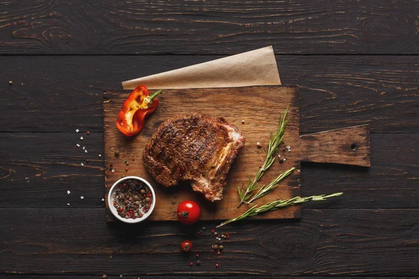 Grilované maso a zelenina na rustikální dřevěný stůl — Stock fotografie