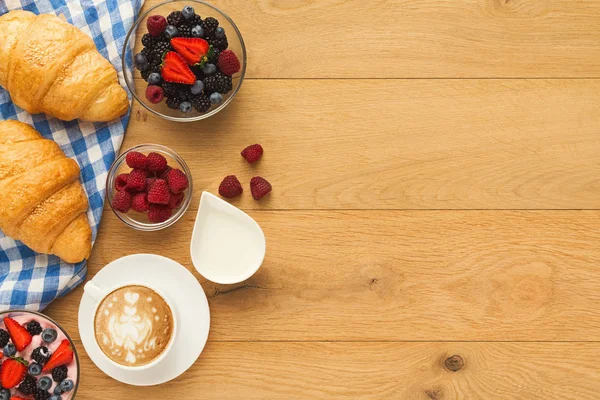 Континентальний сніданок з круасанами та ягодами на натуральному гулі — стокове фото