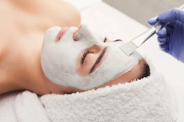 Γυναίκα παίρνει μάσκα προσώπου από beautician στο spa — Φωτογραφία Αρχείου