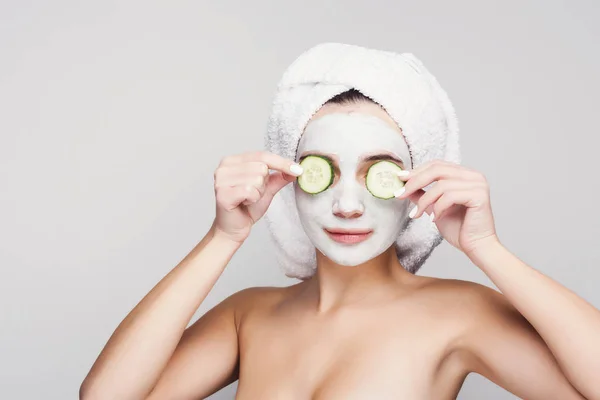 Belle fille avec masque d'argile appliquée sur fond blanc — Photo