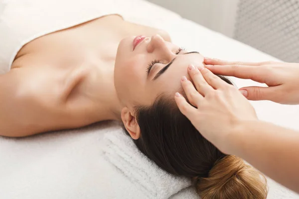 Žena dostat profesionální masáž obličeje v lázních — Stock fotografie