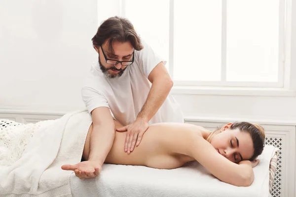 Maschio massaggiatore facendo massaggio corpo professionale — Foto Stock