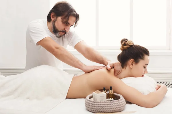 Muž masér dělá profesionální masáž — Stock fotografie