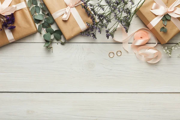 Hochzeitsgeschenkboxen auf weißem Hintergrund — Stockfoto