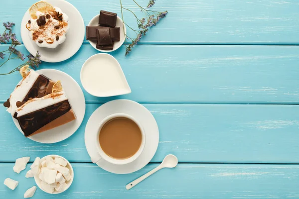 Tazza da caffè e dolci su tavolo blu vintage in legno, vista dall'alto — Foto Stock