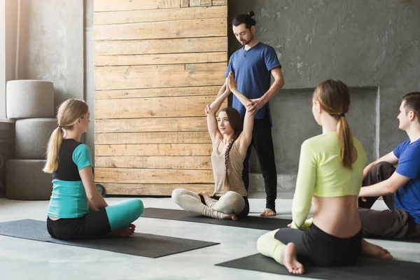 Gruppo con istruttore di yoga nel fitness club — Foto Stock