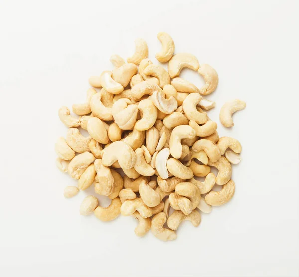 Haldy kešu ořechů izolované na bílém — Stock fotografie