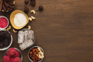 Ahşap masaüstü, sağlıklı tatlılar ve fındık ile