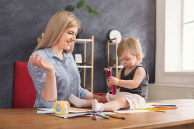 Mutlu anne kızıyla birlikte çizim